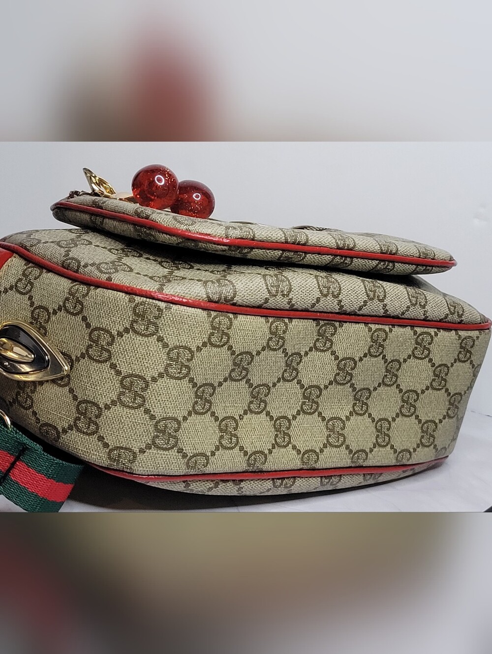 GUARANTEED AUTHENTIC/VINTAGE 1970s GUCCI, CROSSBODY 10" X 7" X 3" - Picture 6 of 13